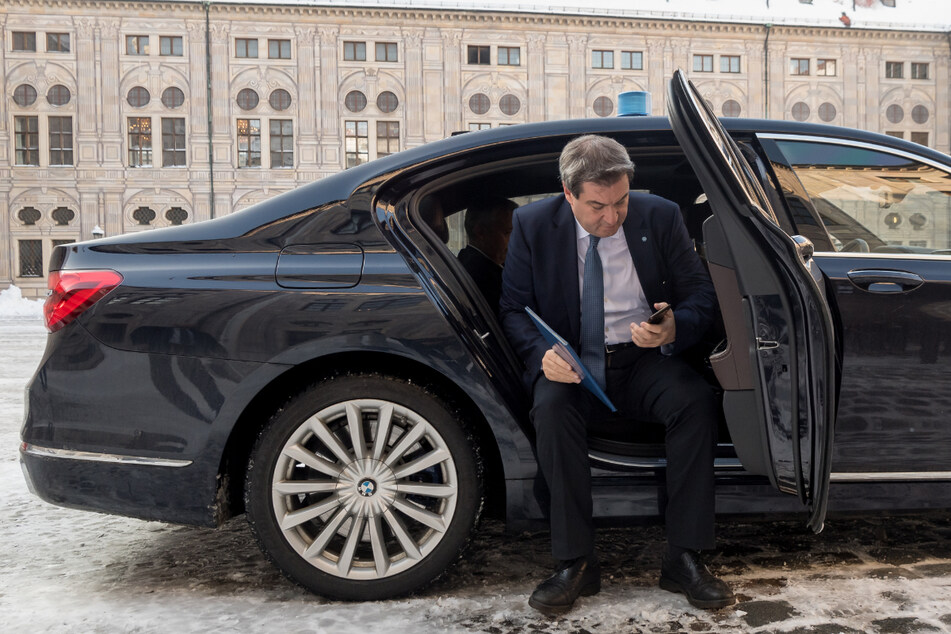 Markus Söder steigt aus seinem Dienstwagen aus. Noch immer stoßen viele Fahrzeuge zu viel CO2 aus. (Archiv)