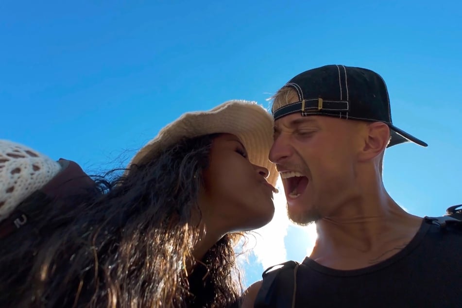 ... aber dann scheint sie sich doch ganz gut mit der Situation zu arrangieren.