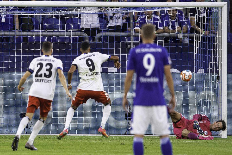 Robert Glatzel (27) scheitert mit seinem Elfmeter an Michael Langer (36).