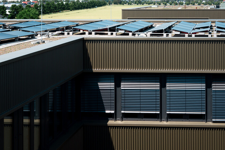 Das Schulgebäude hat auch Photovoltaikmodule.