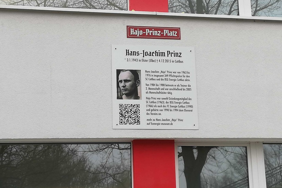 Diese Gedenktafel an Hajo Prinz hängt jetzt an der Außenwand des LEAG Energie Stadions.