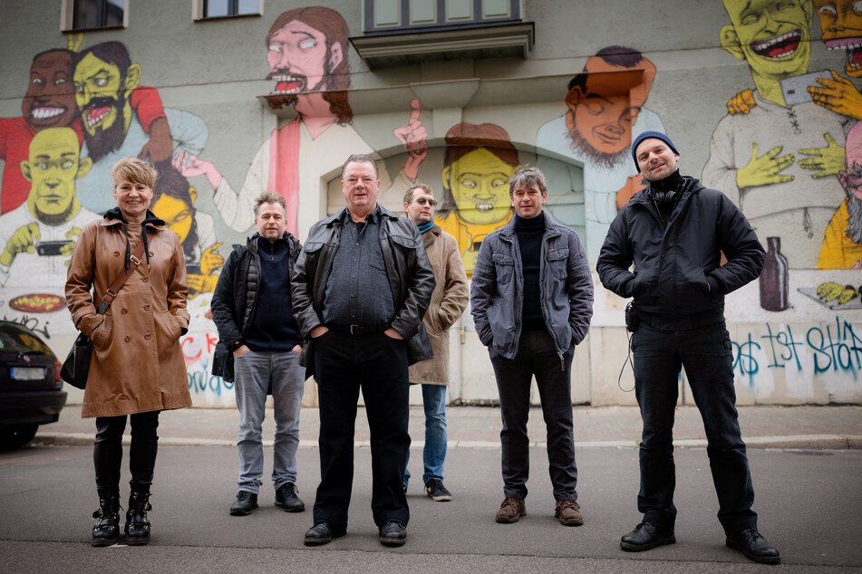 Das Jubiläums-Team: Derzeit wird in Halle ein neuer "Polizeiruf"-Film für den 50. Geburtstag der Krimiserie produziert. Als Ermittler fungieren dabei Peter Kurth als Henry Koitzsch (3. v.l.) und Peter Schneider (2.v.r.) als Michael Lehmann.