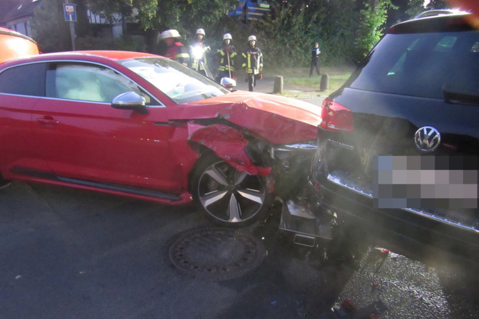 Der rote Audi musste nach dem Unfall abgeschleppt werden.