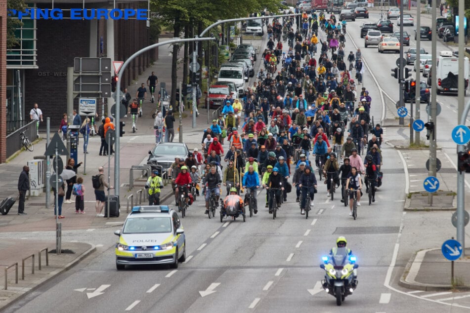 Am Sonntag findet in Hamburg erneut eine Fahrradsternfahrt statt. Die Polizei warnt vor Verkehrsbeeinträchtigungen. (Archivfoto)