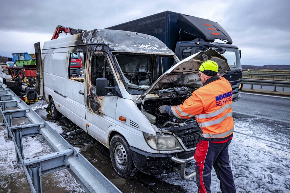 Auf der A17 brannte am Montagmorgen ein Mercedes Sprinter aus.