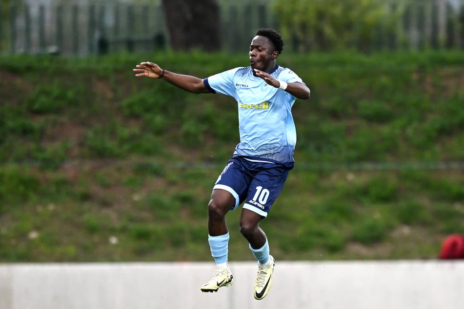 Mohamed Ali Zoma (21) setzt nach einem Tor zum Salto an. Damit ist er bei Trainer Miroslav Klose gut aufgehoben.