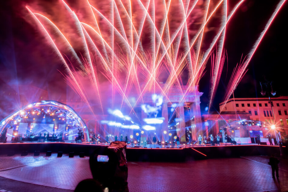 Feuerwerk wird zu Neujahr bei der ZDF-Silvestershow "Willkommen 2021" am Brandenburger Tor gezündet.