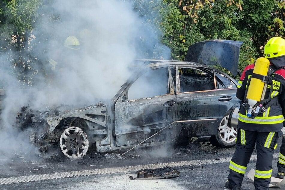 Unfall A7: Kilometerlanger Stau: Mercedes brennt mitten auf der A7 aus!