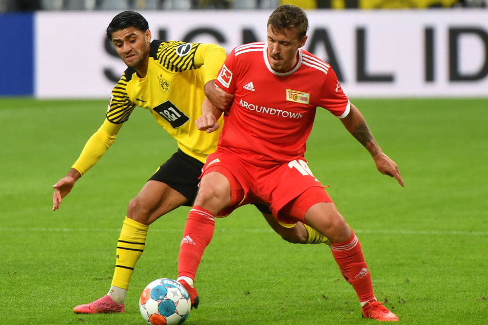Die Aufholjagd wurde nicht belohnt. Max Kruse (33/r.) hatte gegen Dortmunds Mo Dahoud (25/l.) das Nachsehen.