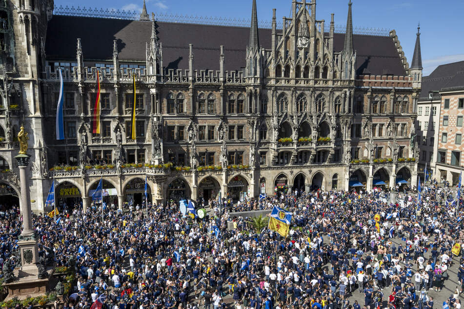 Der Marienplatz war bereits am Nachmittag voller Fußballfans.