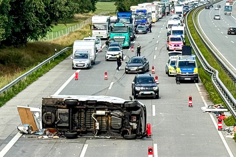 Da das verunglückte Wohnmobil gleich mehrere Spuren blockierte, musste die A1 in Fahrtrichtung Bremen zeitweise voll gesperrt werden.