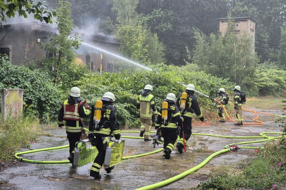 Die Feuerwehr löschte am Donnerstagnachmittag einen Brand in einer ehemaligen Schlacht-Entsorgungsanlage in Muldenhütten.