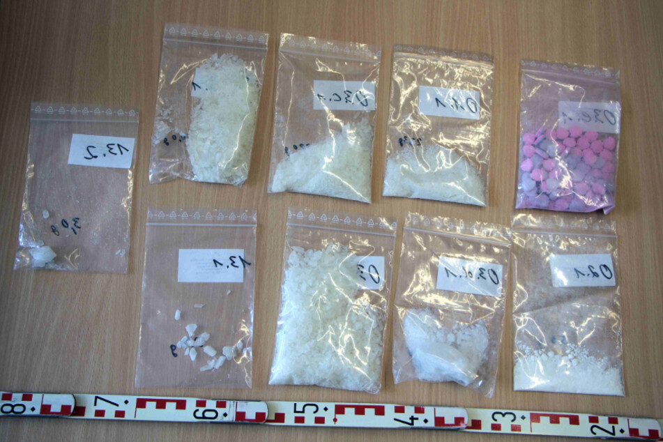 Die Polizei stellte bei der Durchsuchung mehrere Beutel Crystal, Kokain und Ecstasy-Pillen sicher.