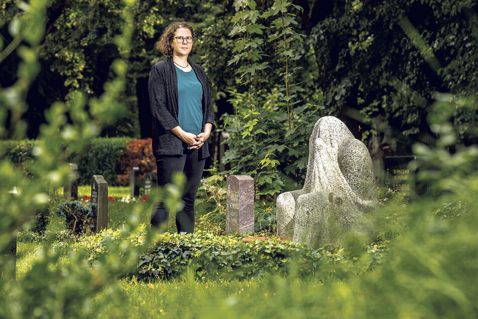 Friedhofsverwalterin Lara Schink (31) führt heute über den Annenfriedhof.