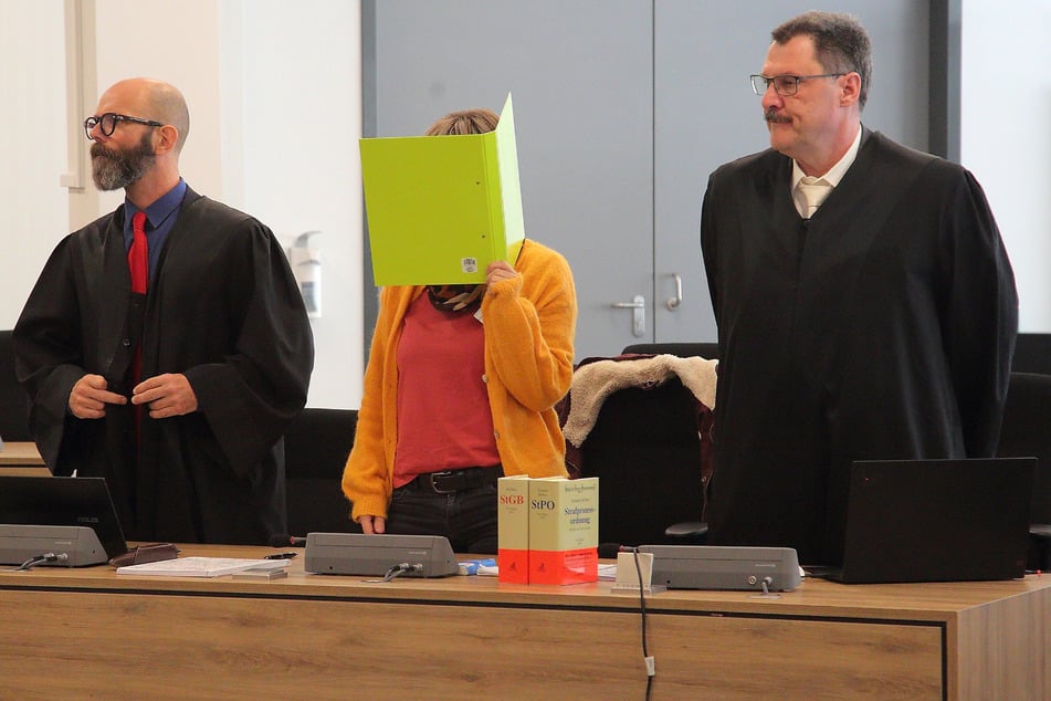 Susann E. (44, M.) muss sich wegen Terror-Unterstützung verantworten.