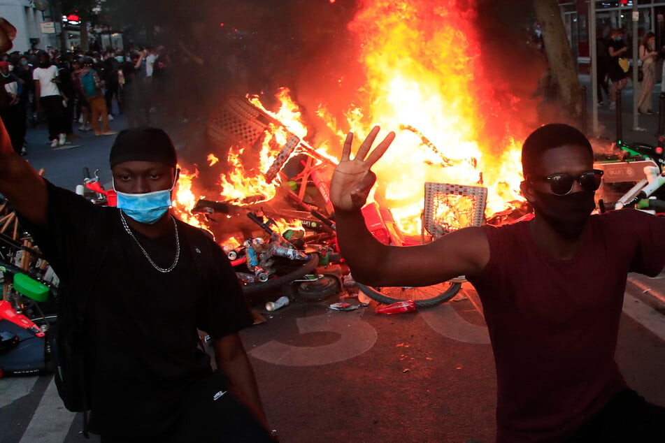 Zwei Demonstranten in Paris.