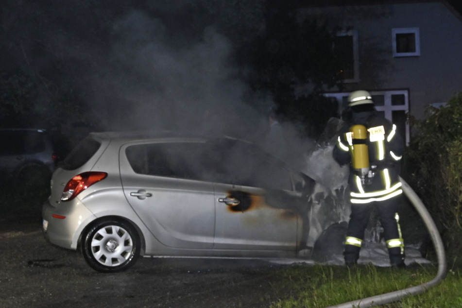 Die Feuerwehr löschte den brennenden Wagen.