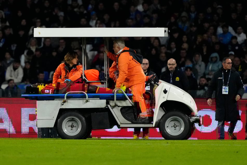 Nach einiger Behandlungszeit auf dem Rasen konnte der Nationalspieler Sambias mit einem Medizin-Cart abtransportiert werden.