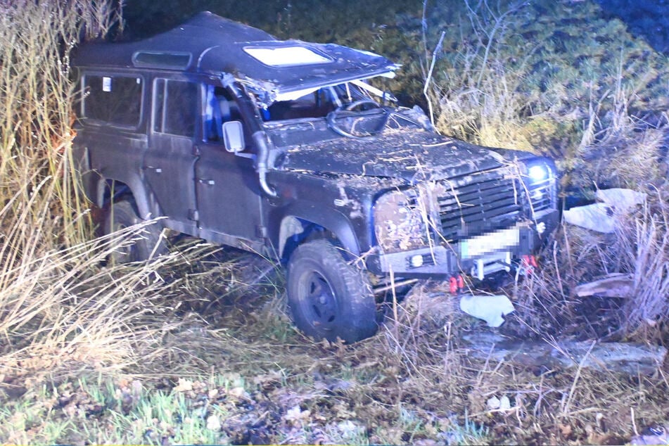 Fahrer schwer verletzt: Land Rover überschlägt sich und landet im Graben