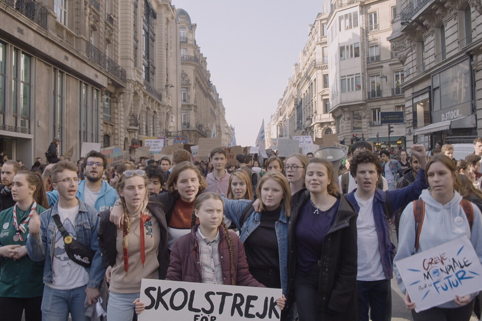 Die schwedische Umweltaktivistin Greta Thunberg (17, 4.v.l.) in einer Szene der Dokumentation "Greta". Der Film wurde am Freitag bei den 77. Internationalen Filmfestspielen in Venedig vorgestellt.
