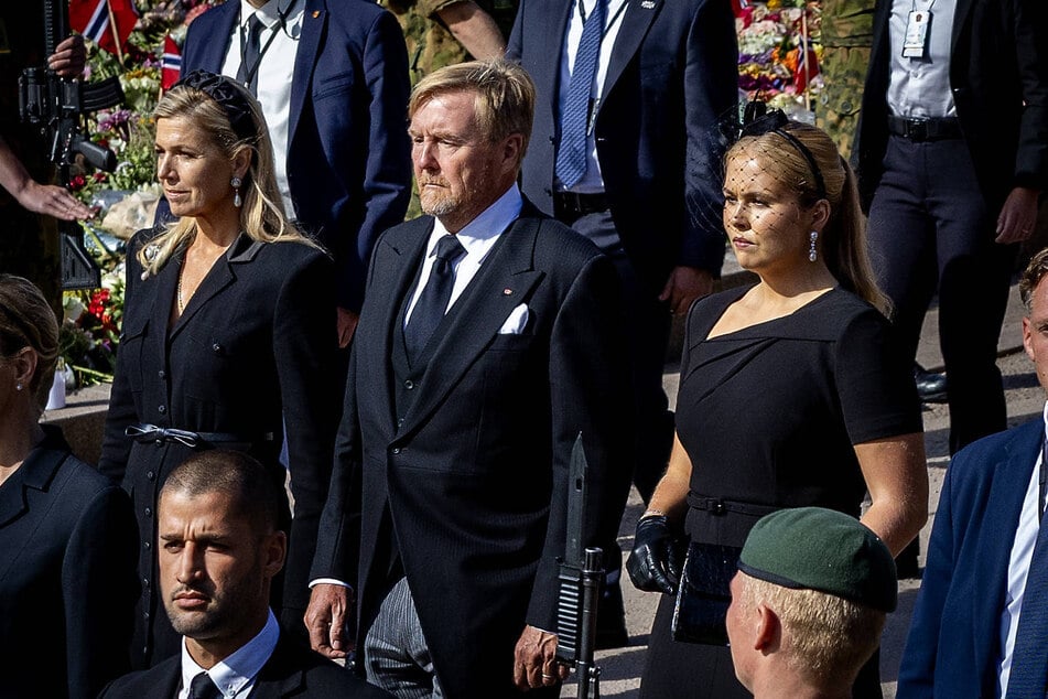 Willem-Alexander (59), Máxima (55, l.) und Tochter Amalia (22) erwiesen ihm Freund Harald die letzte Ehre.