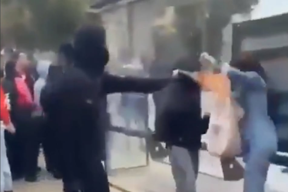 Der vermummte Jugendliche richtete den Feuerstrahl direkt auf das Gesicht der Frau.