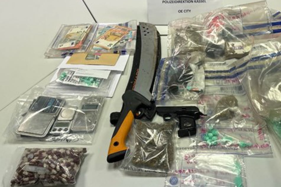 Großer Coup: Zivilfahnder stellen Drogen, Waffen und Bargeld in Kassel sicher