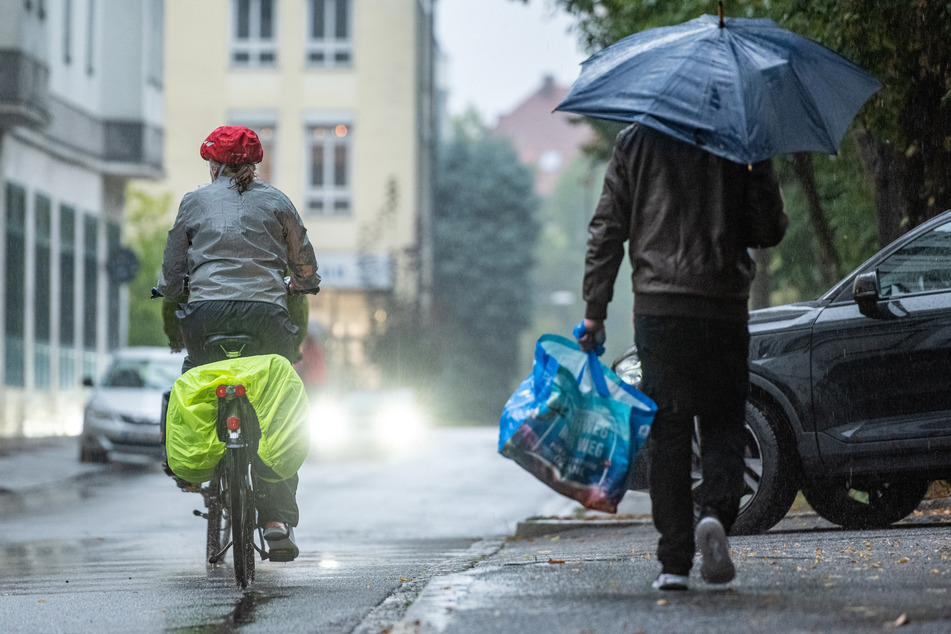 Auch für Sonntag erwarten die DWD-Meteorologen häufige Schauer und kurze Gewitter, die Höchstwerte liegen zwischen 14 und 17 Grad. (Symbolfoto)