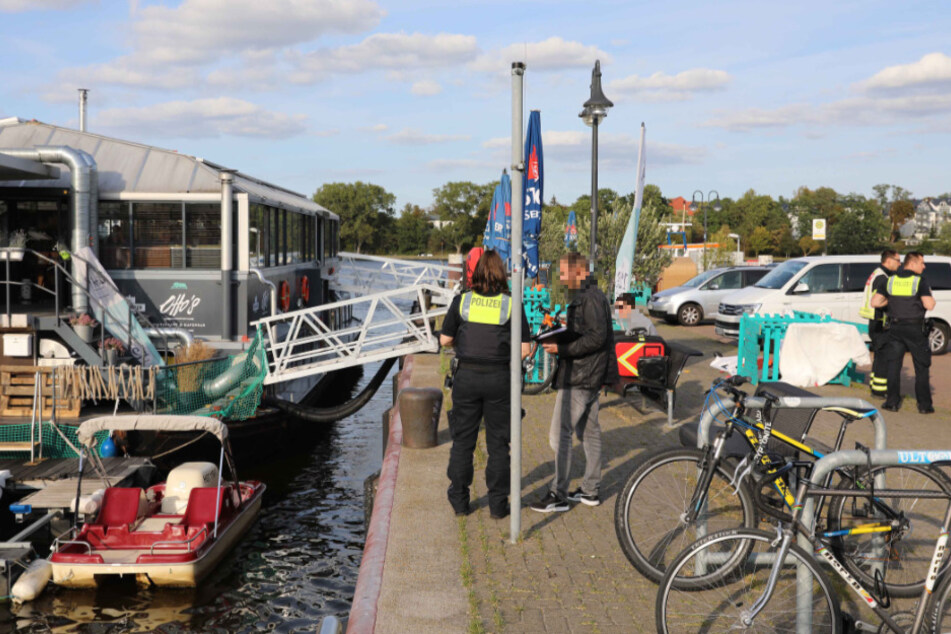 Der Körper des Mannes trieb leblos im Wasser.
