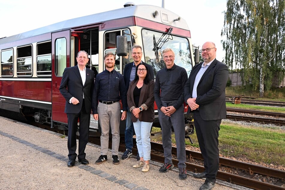 Von links: Dr. Harald Lengenfeld, Jens Wolff, Kai Emanuel, Cathleen Kramm, Ingo Neidhardt und David Schmidt halten die Döllnitzbahn in der Spur.