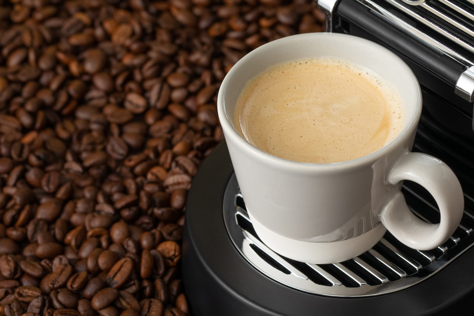 Wer seine Senseo richtig entkalkt, hat in der Regel lange Freude an köstlichem Kaffee aus der Pad-Maschine. (Symbolbild)