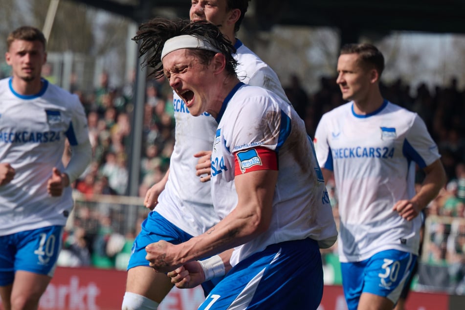 Fabian Reese (vorne) jubelt nach seinem siebten Saisontor.