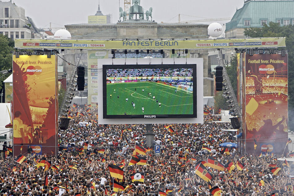 Bei der WM 2006 verwandelte sich die Fanmeile bei Deutschland-Spielen jeweils in ein Fahnenmeer.