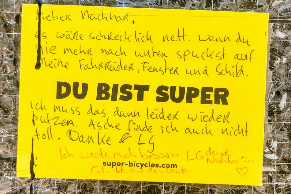 Dieser Aushang wurde an einer Haustür neben einem Fahrradladen in Neukölln entdeckt.