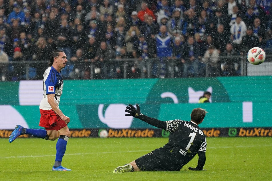 Philippe zündete in der zweiten Halbzeit den Turbo und lupfte lässig zum 4:0 ein.