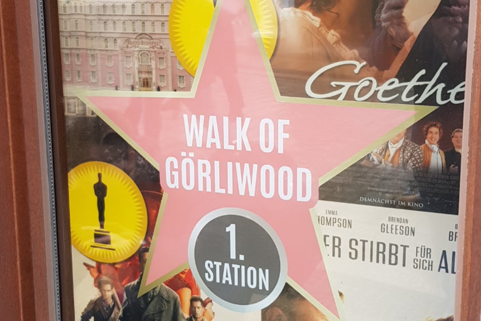 Ein Hauch von Ruhm: Der "Walk of Görliwood" zeigt Fotos und Requisiten von Filmen in vielen Schaufenstern rund um den Görlitzer Untermarkt.