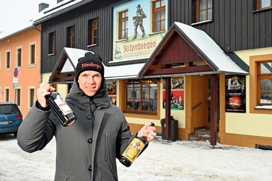 Thomas Röpke (43) zeigt vorm Spezialitätenhaus die alte (r.) und die schicke neue Flasche "Altenberger".