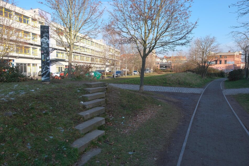 Die Stele befindet sich am Eingang des Stadtteilparks Plagwitz an der Gießereistraße.