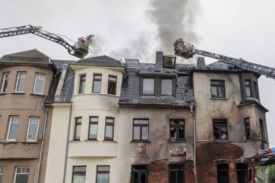 Sperrmüll angezündet: Mehrfamilienhaus steht in Flammen