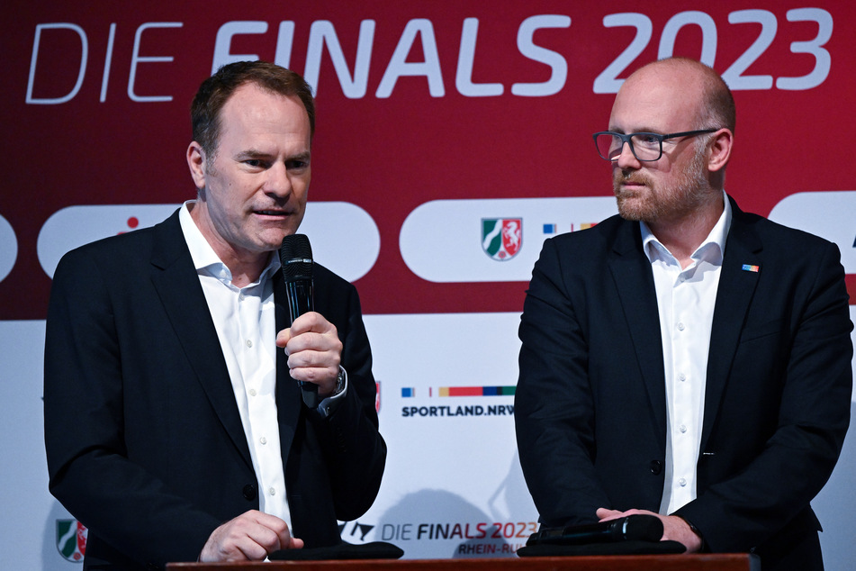 Düsseldorfs Oberbürgermeister Stephan Keller (52, CDU, l.) und Duisburgs OB Sören Link (47, SPD) sprechen auf der PK zum Multisportevent "Die Finals".