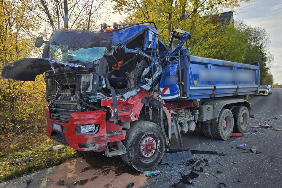 Auch der zweite Laster wurde schwer beschädigt.