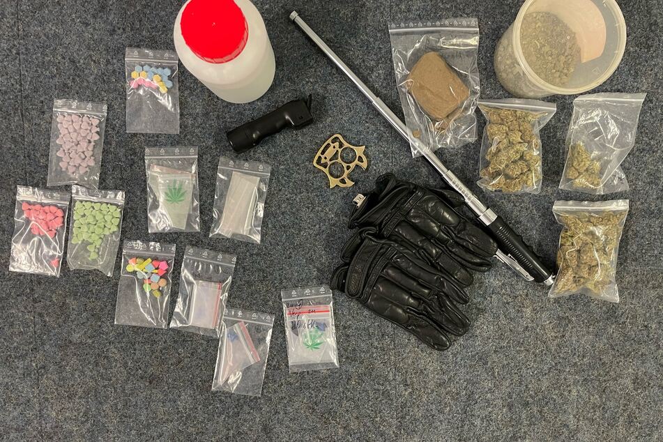Gefährliche Waffen, Bargeld und verschiedenste Drogen fanden Ermittler der Polizei in einer Kölner Wohnung.