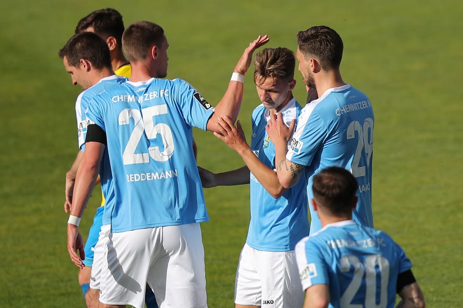 Erik Tallig (M) vom Chemnitzer FC jubelt mit seinen Kollegen Matti Langer (h.r.) und Sören Reddemann (M.l.) über seinen Treffer zum 1:0.