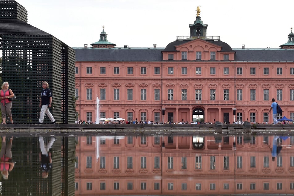 Rastatter Schloss mit politischen Symbolen beschmiert: Entfernung wird teuer