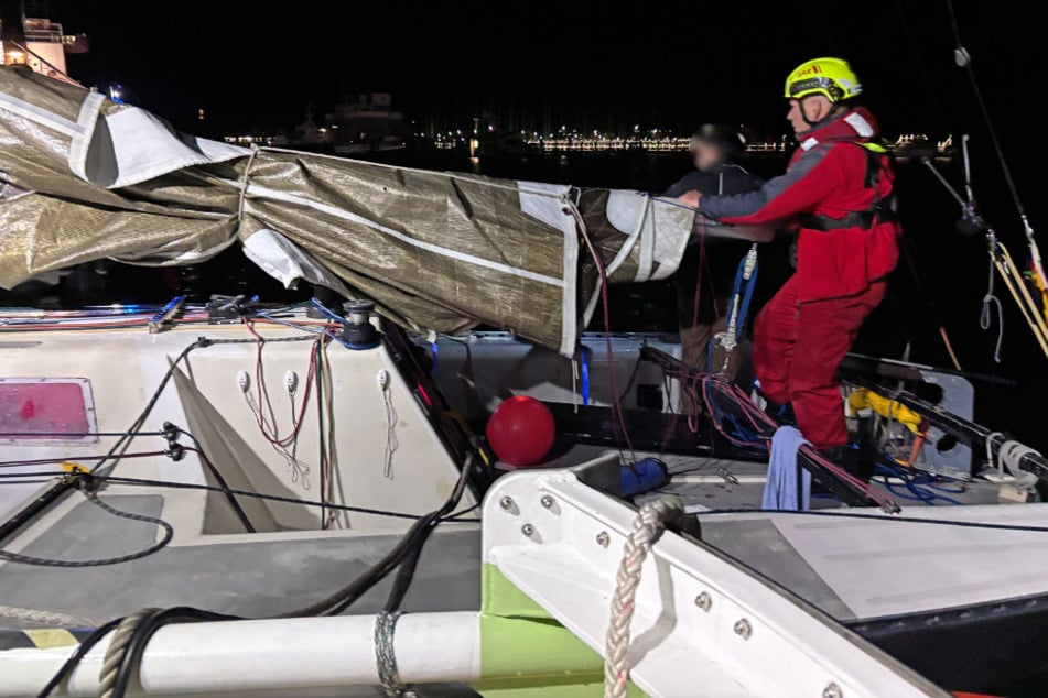 Drei Segler sind am späten Montagabend vor Heiligenhafen in Lebensgefahr geraten. Durch ein Leck drang Wasser in ihre Jacht ein.