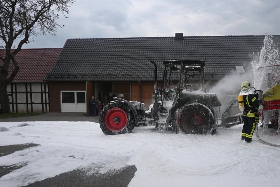 Traktor gerät in Vollbrand: Zehntausende Euro Schaden