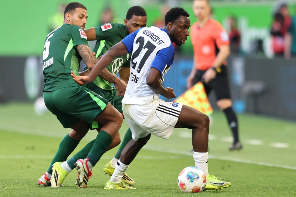 Die VfL- und die HSV-Profis schenkten sich in der ausverkauften Volkswagen Arena nichts, kämpften um jeden Ball.