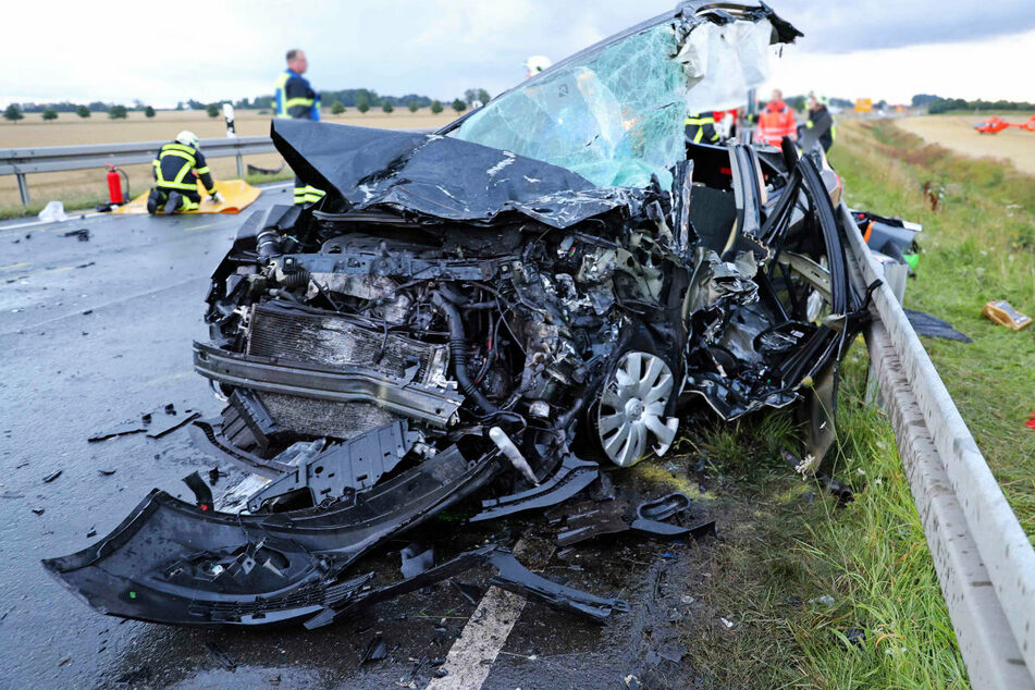 Ein Opelfahrer war bei Ribnitz-Damgarten zum Überholen ausgeschert. Dabei krachte sein Fahrzeug frontal in den Kleinbus.