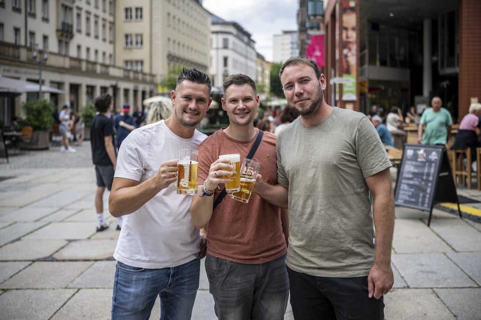 Karl Uhlig (34, v.l.), Toni Arnold (35) und Philipp Seiler (33) feiern die Eröffnung des Brauereimarkts.