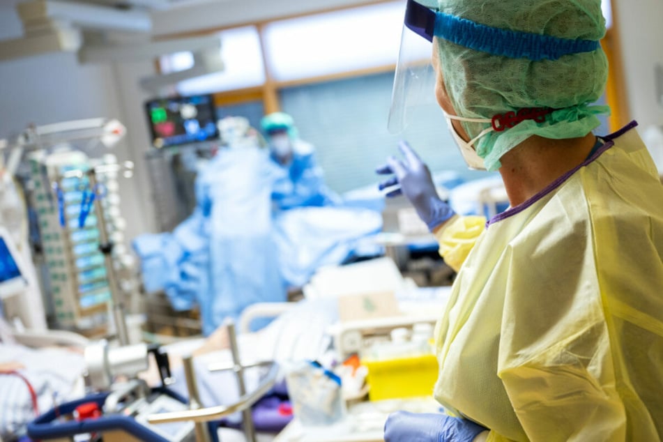 Ein Covid-19-Patient wird auf der Intensivstation eines Krankenhauses behandelt – die Coronavirus-Pandemie in Hessen dauert weiter an.